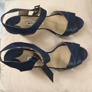 Beautiful, like new, Manolo Blahnik navy heels